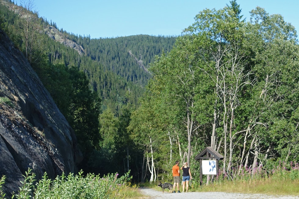 En rekke informasjonsskilt gir god kunnskap om historien til stedene vi passerer. Krokan Rjukanfossen Rauland Telemark Turguide