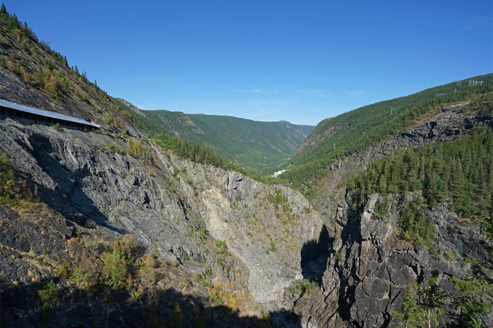Fra Krokanstiene er det god utsikt over det enorme juvet. Krokan Rjukanfossen Rauland Telemark Turguide