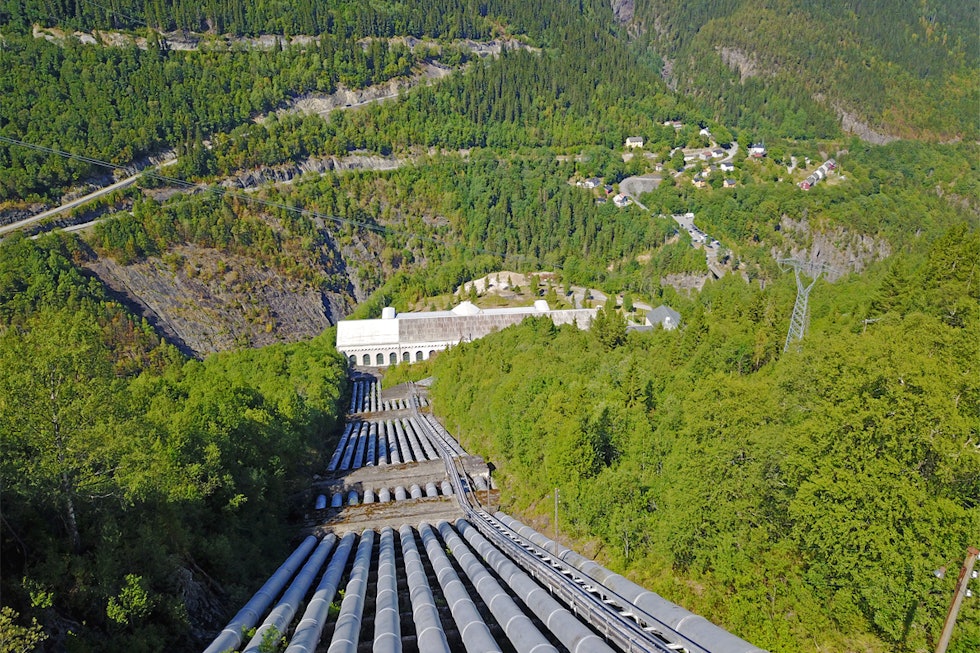 Rjukanfossen ble temt og lagt i rør ned fjellskråningen slik at vi fikk hentet ut nødvendig energi for produksjon av kunstgjødsel. Krokan Rjukanfossen Rauland Telemark Turguide