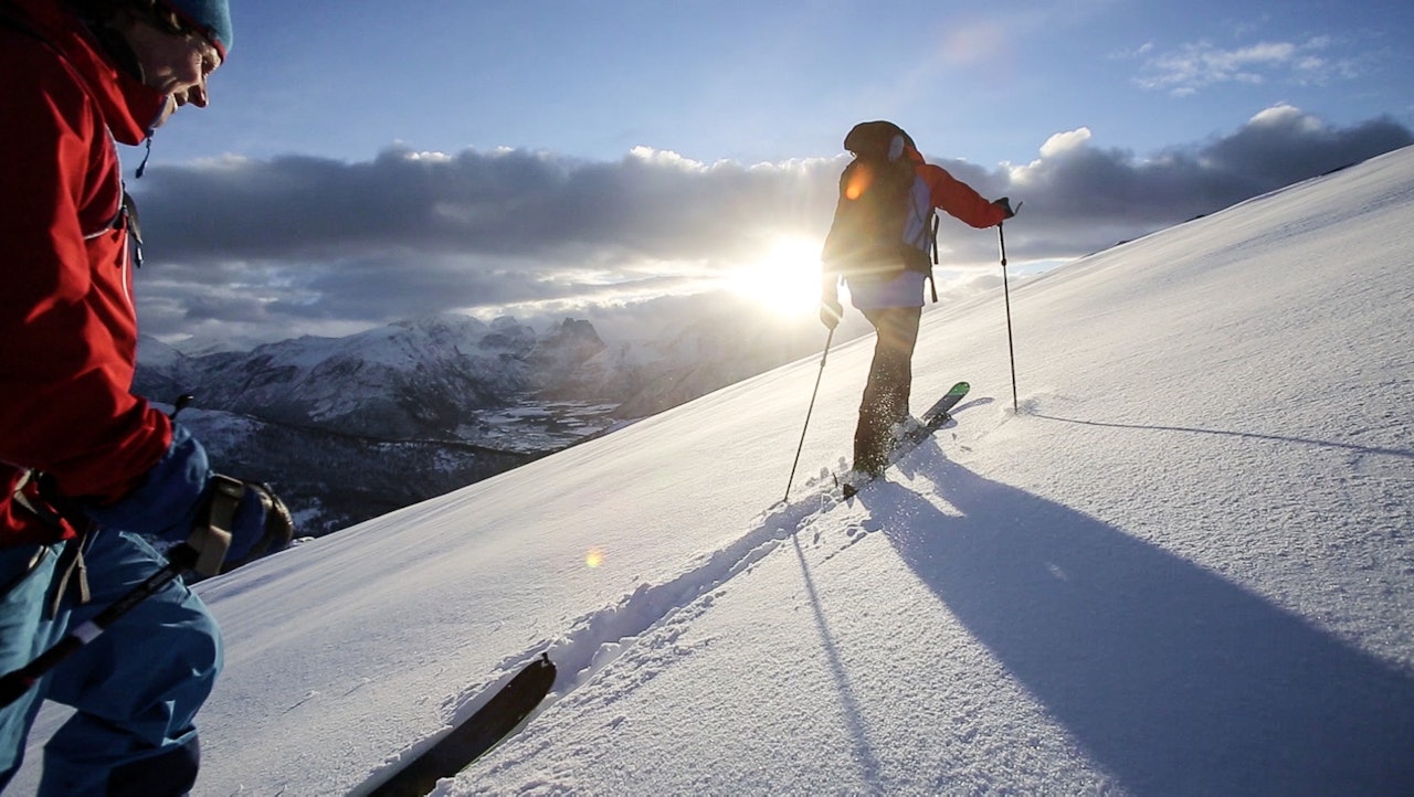 BLÅ MANDAG: Ola Hovdenak og Bård Smestad følger ryggen opp til Skarven i Romsdalen. Bilde: Christian Nerdrum topptur randonee åndalsnes romsdalen toppturfeber rauma skisenter