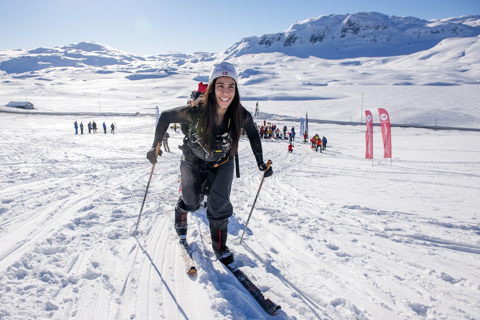 VED GODT MOT: Starten har nettopp gått. Amy har 100 kilometer skitur foran seg og 47 kilo å trekke på. Foto: Kai-Otto Melau