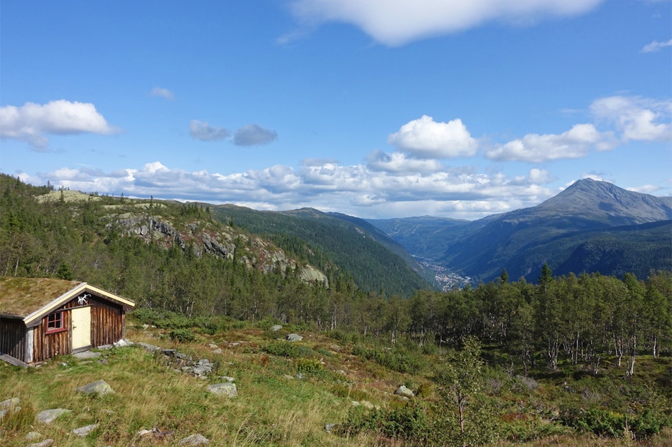 Stien går igjennom denne vakre setra. Kjerringsveien turguide Rjukan Rauland kart