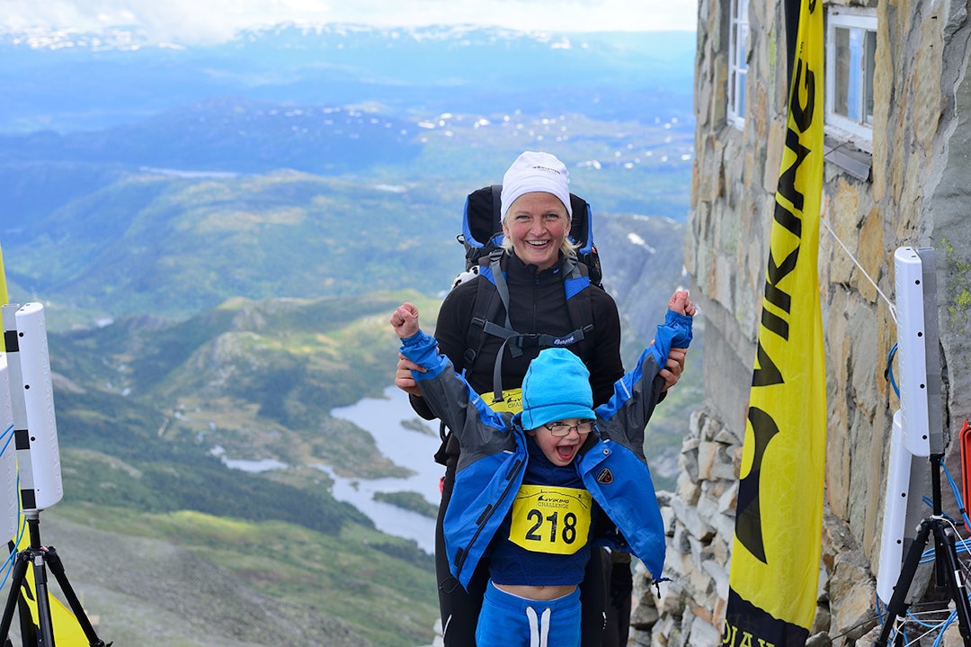 VIKING CHALLENGE: Mor og sønn stolte av å ha nådd Gaustatoppen. Foto: Endre Løvaas viking-challenge1
