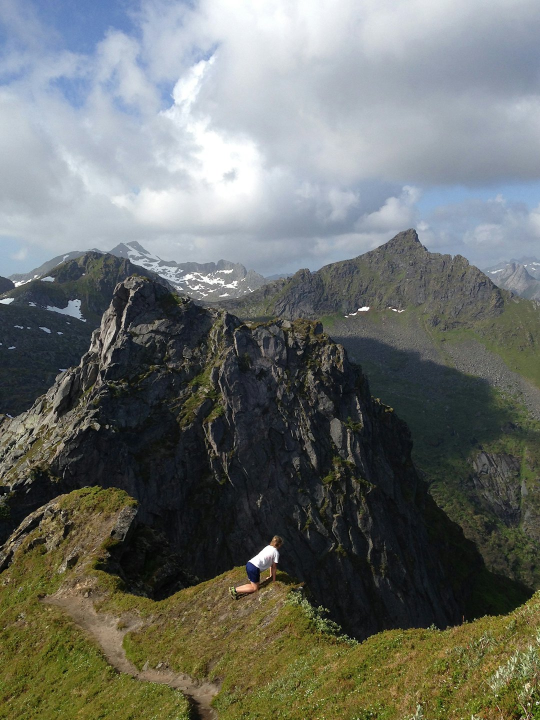 UTSIKT: Et fjelløp/turmarsj i verdens minste storby – Svolvær. Løpet har tre klasser. Foto: Svolvær High5 svolvarhigh5