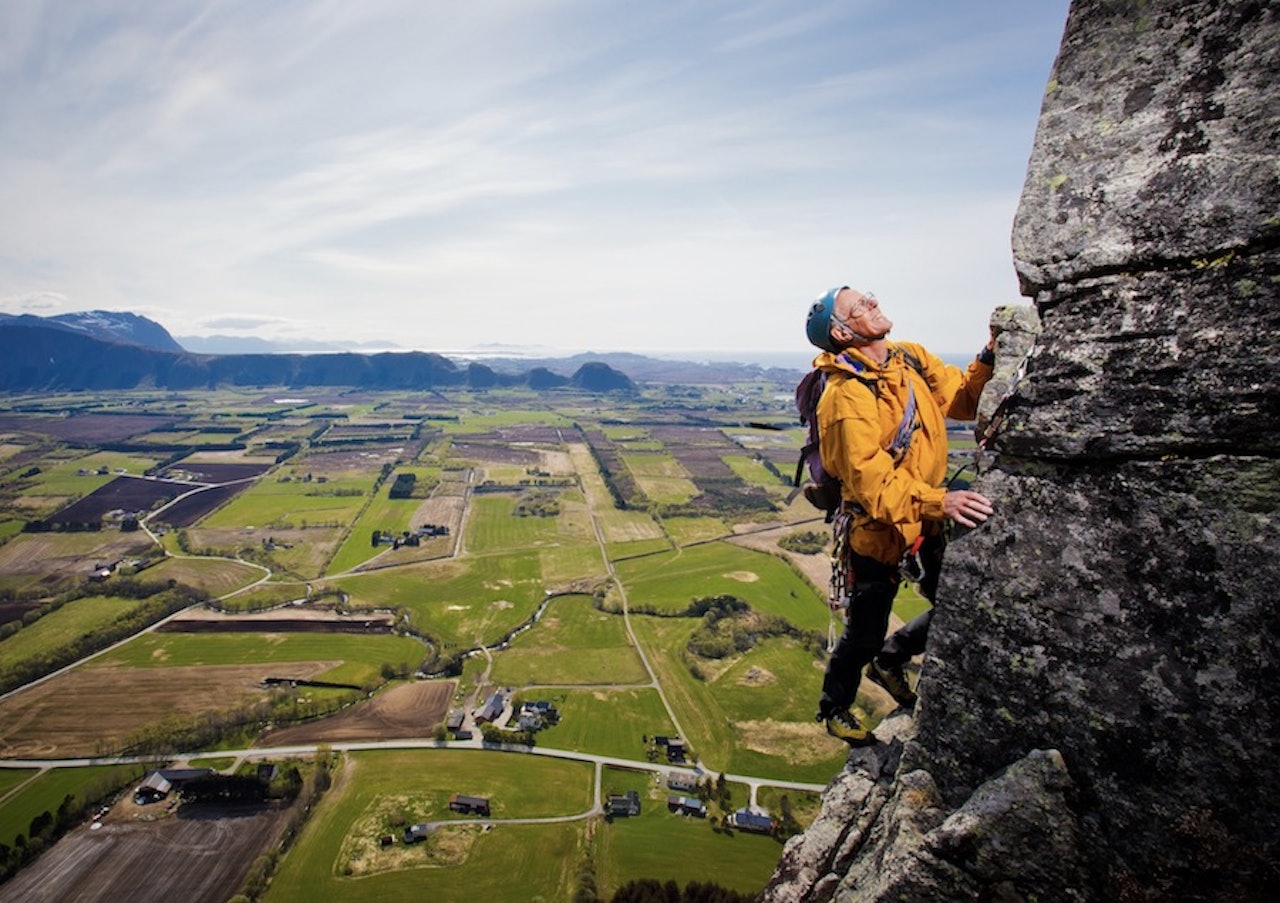 UTSIKT: Oskar Mork på klassikeren Jurtippen (5, 5 t.l), en tårnformasjon på framsida av Stemshesten i Fræna. Utsikt mot Hustad og Hustadvika. Foto: Terje Aamodt UTSIKT: Oskar Mork på klassikeren Jurtippen (5, 5 t.l), en tårnformasjon på framsida av Stemshesten i Fræna. Utsikt mot Hustad og Hustadvika. Foto: Terje Aamodt