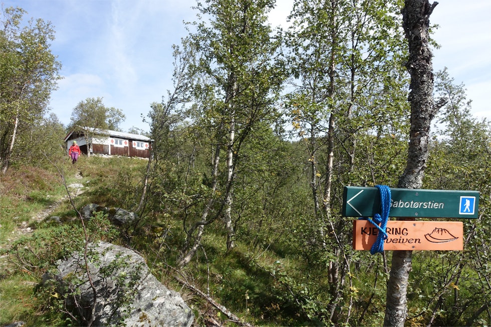 Når du nærmer deg denne hytta er du snart på toppen. Foto: Erlend Larsen Sabotørstien Rauland Telemark turguide kart