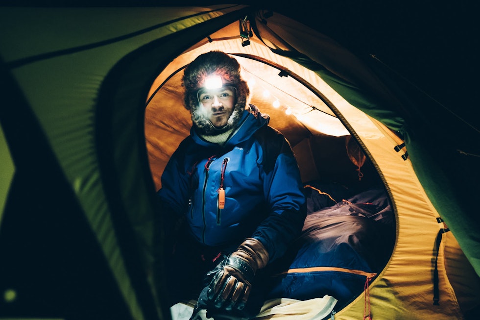 CAMP: Teltkosen er en essensiell del av vinterfriluftslivet, også på Svalbard. Etter en kald dag ute, så er det godt å komme inn og fyre primusen. 3-D.Wojtanowicz_Inn-i-polarnatten