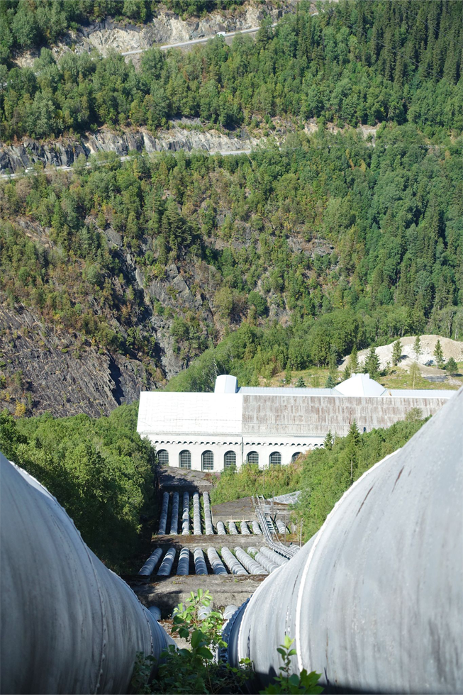 Tungtvannssabotørene vurderte å angripe Vemork fra denne siden, men lot det være av frykt for at rørgata var minelagt, noe det viste seg at den var. Tungvannsaksjonen Rauland Telemark Guide tur