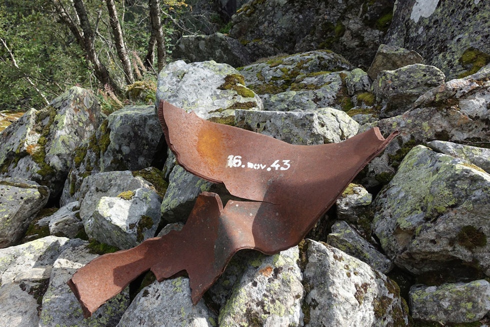 På noen av turene som er omtalt i boka kan du se rester etter bombene som ble sluppet den 16. november 1943. Tungvannsaksjonen Rauland Telemark Guide tur