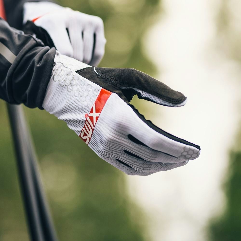 HANSKER MED REFLEKS: Mer synlig i trafikken om mørket faller på. Foto: Swix swix hansker med reflex