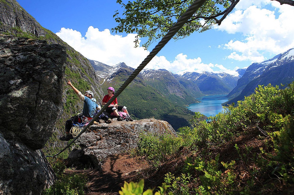 LUFTIG: Via Ferrata Loen i Stryn er en luftig opplevelse som byr på fantastisk utsikt og sommerfugler i magen. Foto: Matti Bernitz Pedersen via ferrata loen