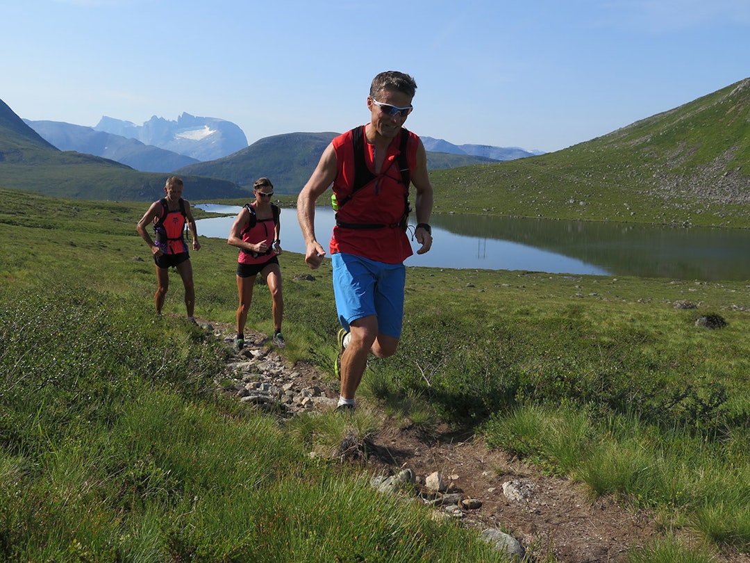 LØP FRA HYTTE TIL HYTE: Å gå fra hytte til hytte er en velkjent sommerklassiker, men turstiene er minst like fine å løpe på, for ikke å snakke om den kjølige, friske fjellufta som er så  god på varme sommerdager. Foto: Bård Smestad