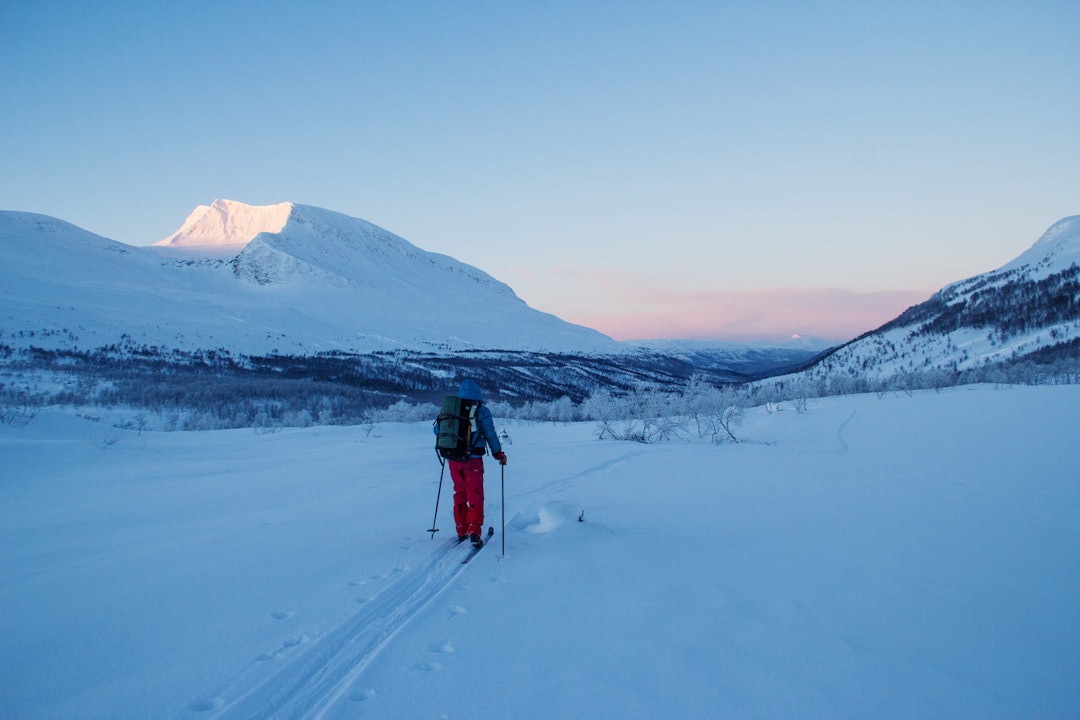 KALDE TONER: Her på vei ned Rostadalen. Nordkalottruta-2