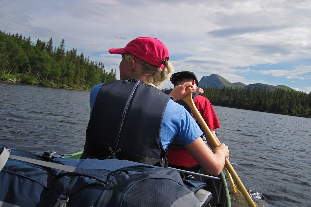 Padling er en spennende aktivitet som unger elsker. Foto: Erlend Larsen Ep2Cfwbw