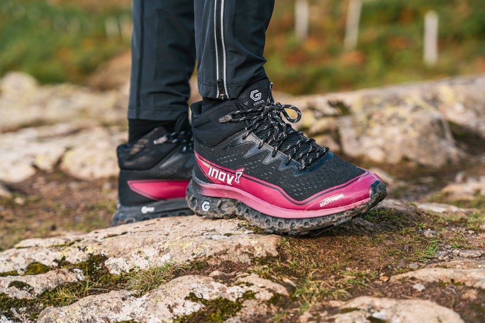IKKE-VANNTETT: Overdelen på RocFly-skoene er ikke vanntette, noe som skal gjøre at de tørker fortere og puster bedre. INOV8 RocFly G390