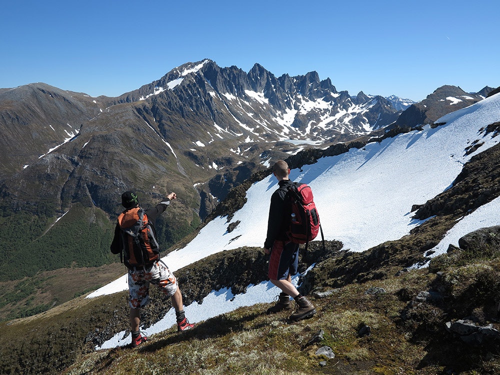 VERDT ET BESØK: Molladalen er omkranset av Molladalstindane, kjent for sine spisse og bratte fjellformasjoner, er ettertraktet blant alpinklatrere. Enten du vil til topps eller bare vandre gjennom dalen og beskue tinderekka, så er Molladalen absolutt verdt et besøk. Foto: Sandra Lappegard molladalen