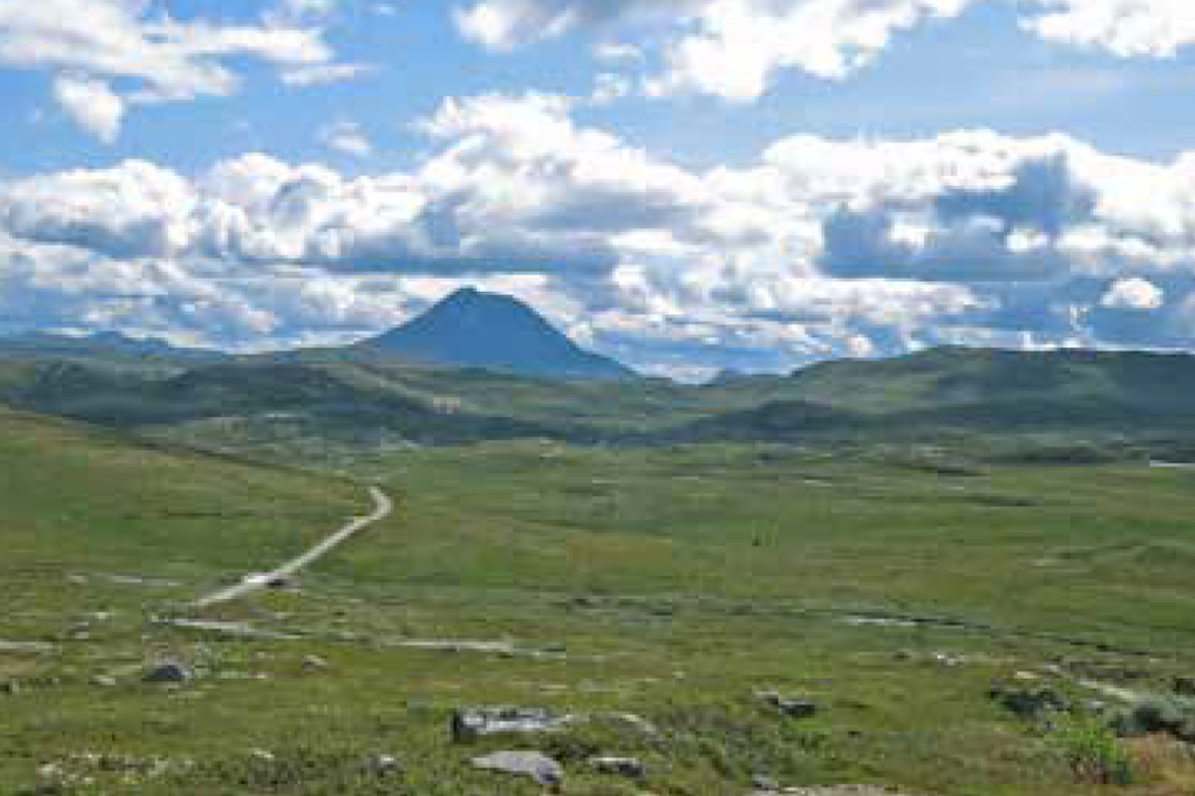 Sykkelturen går gjennom vakker høyfjellsnatur. I bakgrunnen troner Gaustatoppen. Foto: Erlend Larsen Sykkeltur til Kalhovd Rauland Telemark Guide