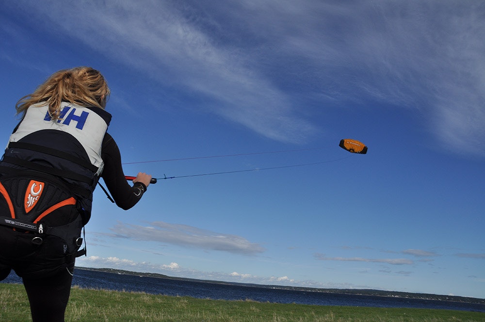 VIND ER KULT: Mens noen håper på sol og blå himmel, satser andre på en vindfull dag, og helst minst 5 meter vind i sekundet blåsende rundt ørene. Sleng deg med på et kitekurs i sommer. Kitekurs-(149)