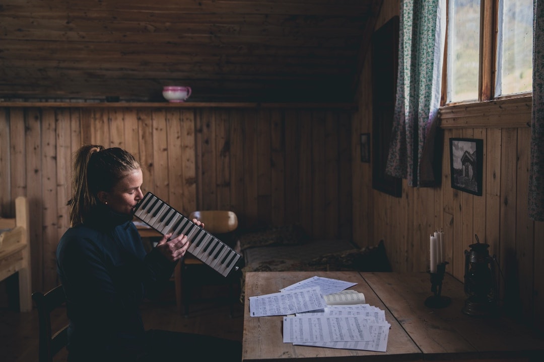 EN FINGER MED I SPILLET: – Jeg håper du kan høre en slags ærlighet og ydmykhet i musikken min, at jeg velger meg det som et kompass i livet, sier Maren Selvaag