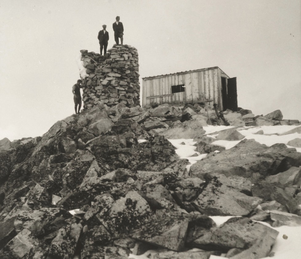 NORGES HØYESTE! Varden på Galdhøpiggen ble et landmerke, over 3 meter høy. FOTO: Norsk kartmuseum galdhøpiggen-høyde-over-havet.2
