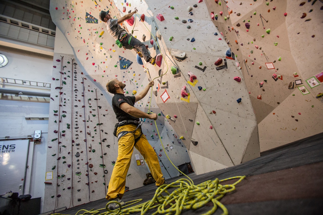 SIKRE PÅ LED: I motsetning til topptauklatring, begynner du med tauet på bakken når du sikrer på led. Foto: Christian Nerdrum SIKRE PÅ LED: I motsetning til topptauklatring, begynner du med tauet på bakken når du sikrer på led. Foto: Christian Nerdrum