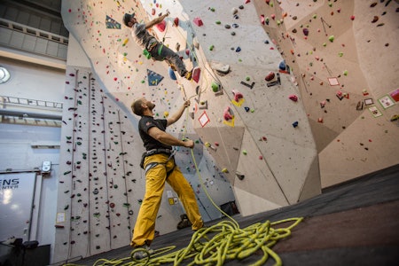 SIKRE PÅ LED: I motsetning til topptauklatring, begynner du med tauet på bakken når du sikrer på led. Foto: Christian Nerdrum SIKRE PÅ LED: I motsetning til topptauklatring, begynner du med tauet på bakken når du sikrer på led. Foto: Christian Nerdrum