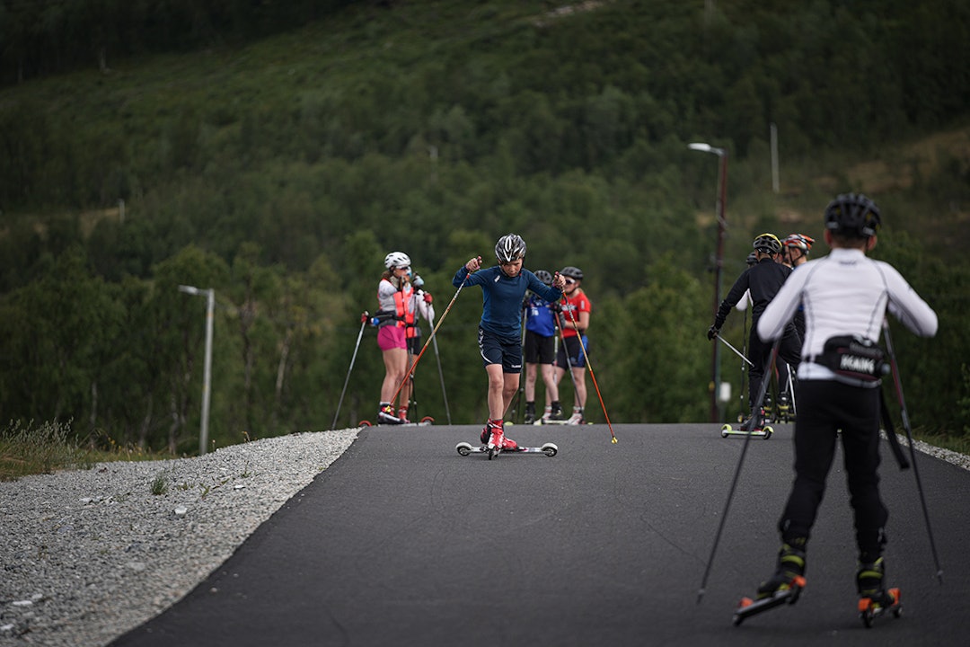 SIKKERHET FØRST: Helt elementært når man skal gå på rulleski er å kunne stoppe for å unngå farlige situasjoner og skader. På bilde ser vi en metode å redusere farten på. Den mest effektive metoden er ploging. Start med å øve på å ploge på ett sikkert område. La hjulene være nær 90 grader på asfalten, og press beinene fra hverandre med skiene svakt mot hverandre. NB. Setter du skiene helt flatt eller over 90 grader på asfalten og presser fra, kan du risikere at du tråkker over. Foto: Martin Andersen Rulleski stopping teknikk