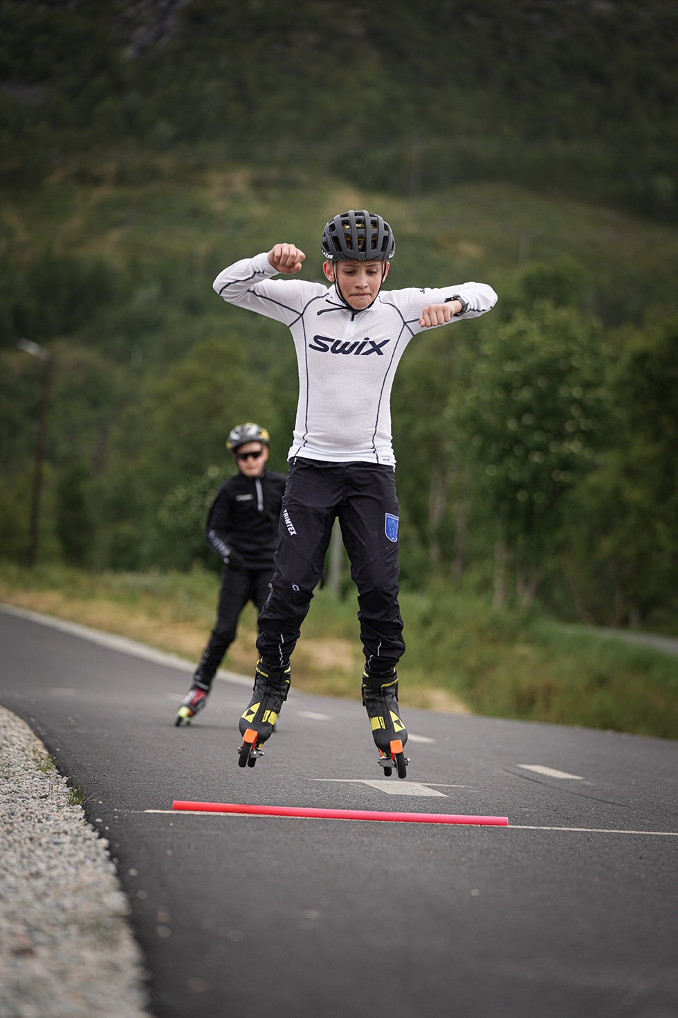 BASIS: Basisferdigheter som balanse og koordinasjon er viktig å utvikle blant barn og unge. Dette gjøres veldig bra gjennom lek, og det er bare fantasien (og risikoen for skader) som setter begrensinger. Foto: Martin Andersen Rulleski basis