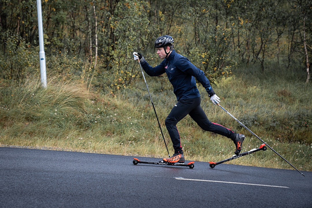TYNGDEOVERFØRING: God tyngdeoverføring er viktig i diagonal. Nese - kne - tå er en enkel huskeregel, samtidig som man står og glir på ei og ei ski. Sammen med et tidlig fraspark vil dette være et godt utgangspunkt for å få feste når man går på ski. Legg merke til avslappet skulderparti, god armbruk, spist kne og godt fall. Foto: Martin Andersen Rulleski fraspark