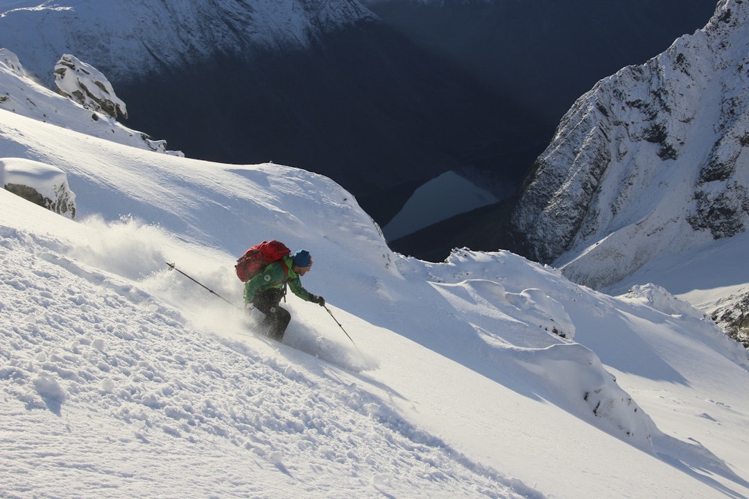 GLEDE: Espen leker seg ned fjellsidene på Store Kjostinden. Foto: Svein Mortensen GLEDE: Espen leker seg ned fjellsidene på Store Kjostinden. Foto: Svein Mortensen