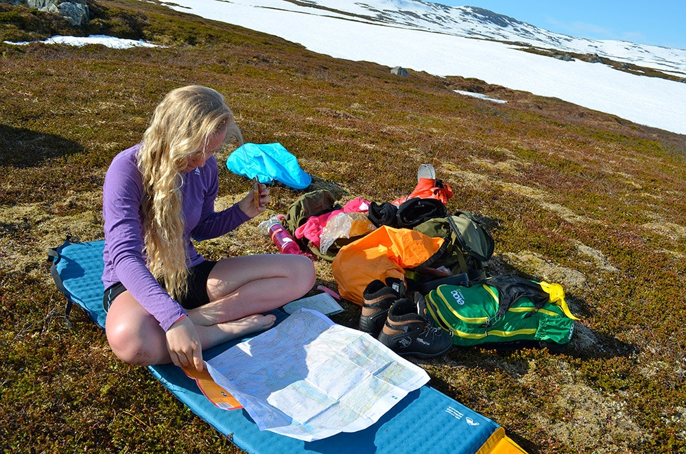 PLEASE ANDRE? Jeg synes kanskje ikke folk er spesielt flinke til å ta vare på sine verdier i dag. Det virker som om mange lever for å please alle andre. Jeg har vært der selv. Er det slik det skal være, eller er det slik vi tror det skal være? Foto: Privat. Tonje_kart