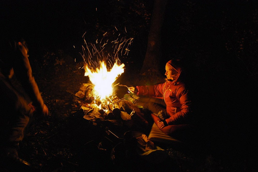 SJELEFRED: Det er fint for sjela å sitte å ved bålet som knitrer, men jeg liker også godt å ha med høytalerne og høre på Bob Dylans munnspill i bakgrunnen, forteller Tonje Blomseth. SJELEFRED: Det er fint for sjela å sitte å ved bålet som knitrer, men jeg liker også godt å ha med høytalerne og høre på Bob Dylans munnspill i bakgrunnen, forteller Tonje Blomseth.