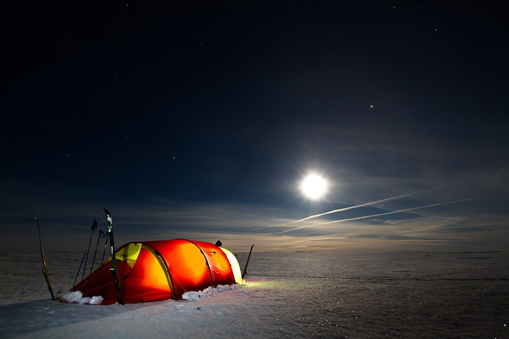 Magisk: Beste påskeminne er definitivt onsdagkvelden den 23 mars, hvor jeg og eldstemann på 17 lå i telt oppe på Harangervidda i et uforglemmelig lys, forteller Jon. Foto: Jon Kolstø telt og lys