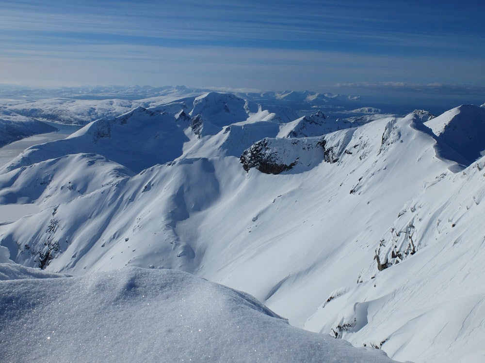 Fra toppen: Vi hadde en flott pause på toppen ned kakao, kaffe og matpakke, også fikk vi en nærmest urørt linje ned, forteller Tom Andersen. Foto: Tom Andersen. Fra toppen: Vi hadde en flott pause på toppen ned kakao, kaffe og matpakke, også fikk vi en nærmest urørt linje ned, forteller Tom Andersen. Foto: Tom Andersen.