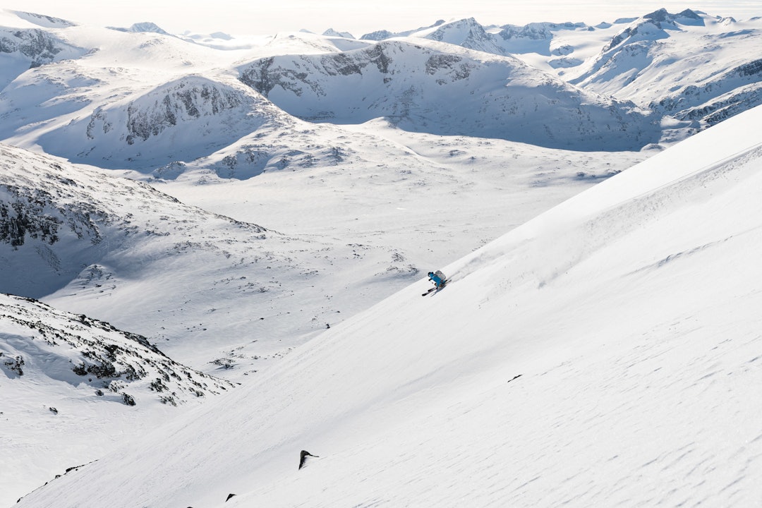 PUDDER FRA NORGES NEST HØYESTE: Stian Hagen gjør det han kan best. Hans Kristian Krogh-Hanssen Høgruta_Jotunheimen_Stian_Hagen_Glittertind_Foto_Hans_Kristian_Krogh-Hanssen-7313