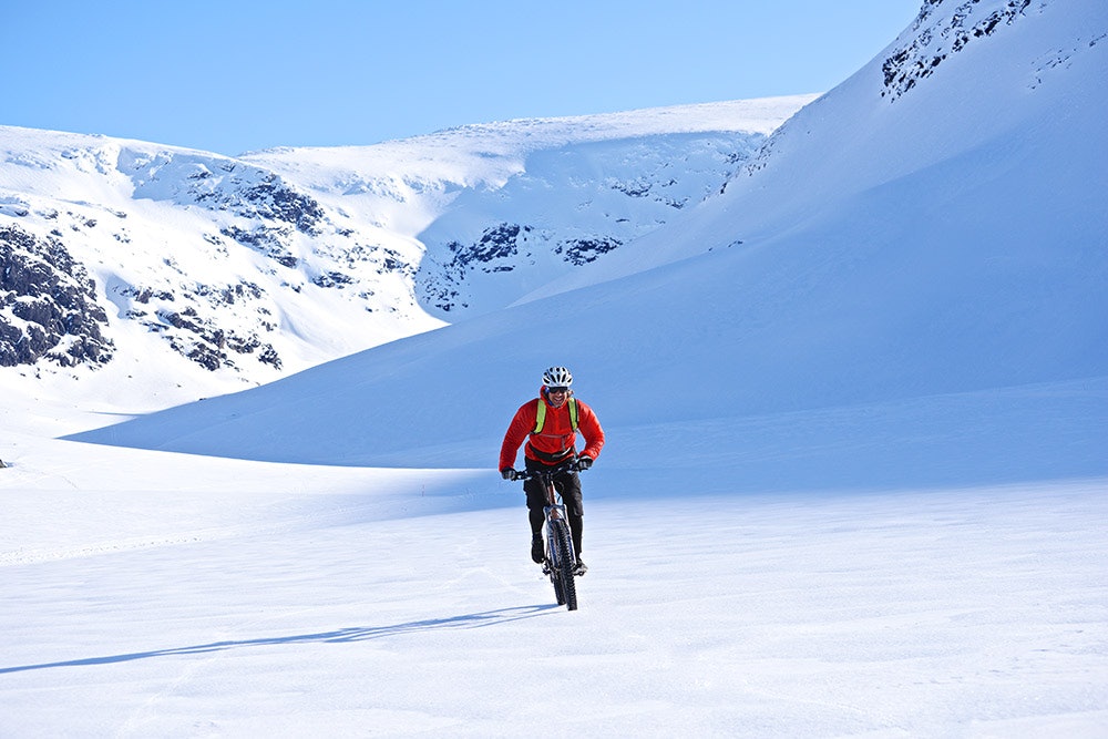 TERRENGPARK: Frikjøreren Sven Olofsson sykler året rundt. På denne tiden av året oppsøker han gjerne naturens egen terrengpark med frosne vidder, velodromer og hopp. Foto: Sam Hedman Cykla-på-skaren-19