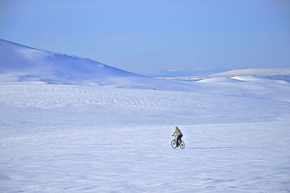Artikkelforfatteren: Pia Sjögren med et landskap som bare venter å bli utforsket - på sykkel! Foto: Sam Hedman. Artikkelforfatteren: Pia Sjögren med et landskap som bare venter å bli utforsket - på sykkel! Foto: Sam Hedman.