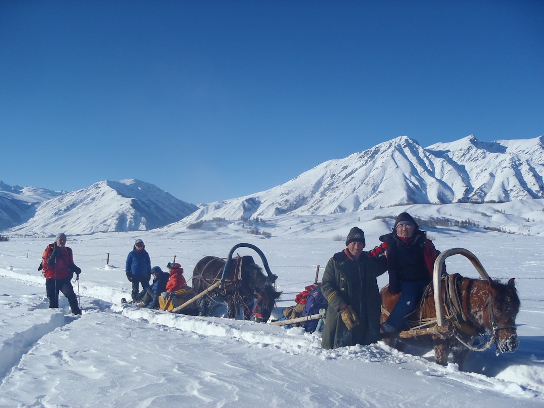 INN I DET HELLIGSTE: Fra den store reisen i Altai-fjellene hvor urbefolkningen fremdeles holder flere tusen år gammel tradisjon i hevd. Her er reisefølget på vei mot Khom og Akrom. Foto: Privat altai-lav