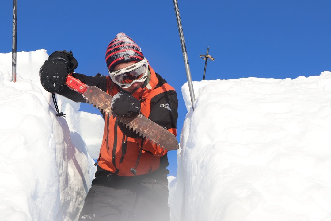 BOLIGBLOKK: En god sag kommer godt med når du skal skjære ut blokker. Bygging av kantgrop how to