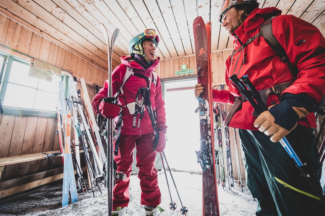 ENDELIG FREMME: Mari Arnøygard Wedum og Ole-Kristian Strøm er sånn passe fornøyde med å kommer frem til Glitterheim. Bilde: Hans Kristian Krogh-Hanssen Hoegruta_Glitterheim_Jotunheimen_Foto_Hans_Kristian_Krogh_Hanssen-6089