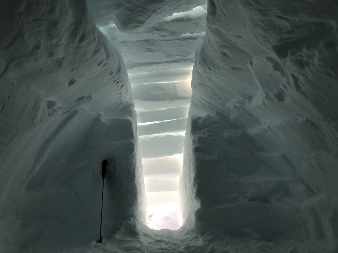 INNGANGSPARTIET: Nå begynner kantgropa å ta form. slik bygger du kantgrop how to snow ridge shelter