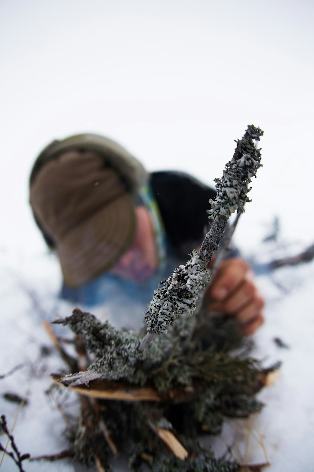 BASISKUNNSKAP: Stian øver på å fyre bål uten opptenning med kalde fingre. bål fjellbål