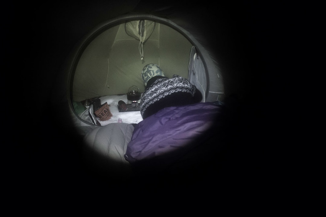 TELTLIVET: Det blir fort mørkt på denne tiden av året og det blir mye tid i teltet på kvelden om været ikke tillater oss å sitte ute. Her kokes det vann til middag. telttur vinter
