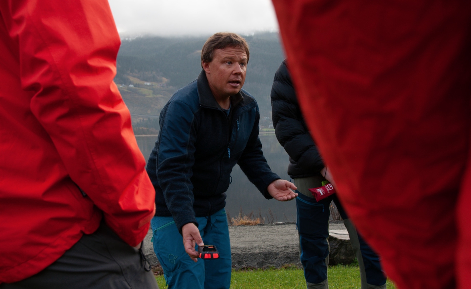 LÆRING: Manuel Genswein instruerer i sender/mottaker. – Jeg prøver å begrense mitt avtrykk på den måten, ved at de kan lære bort videre når jeg ikke er der, sier Manuel Genswein. Foto: Gunhild Aaslie Soldal