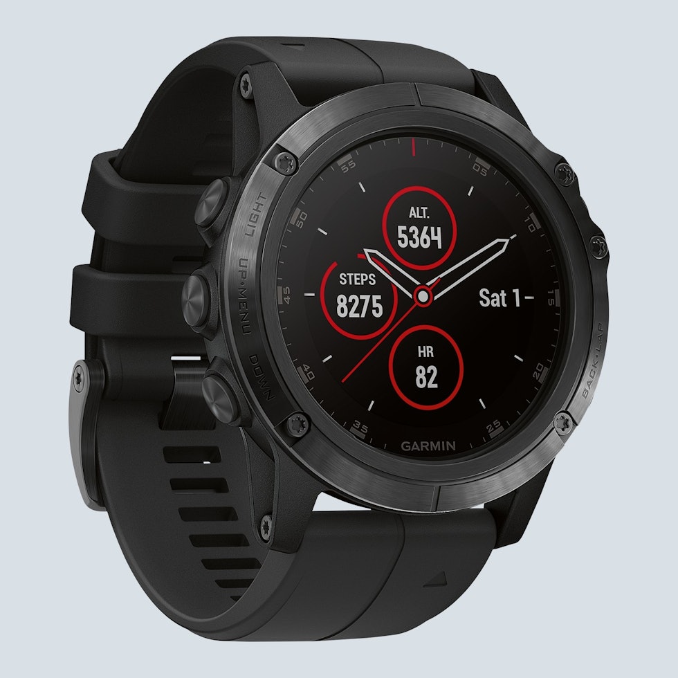 TØFFERE: Fenix 5X fra Garmin har metallhus og tøffere utseende enn Forerunner-klokkene. Garmin Fenix 5X
