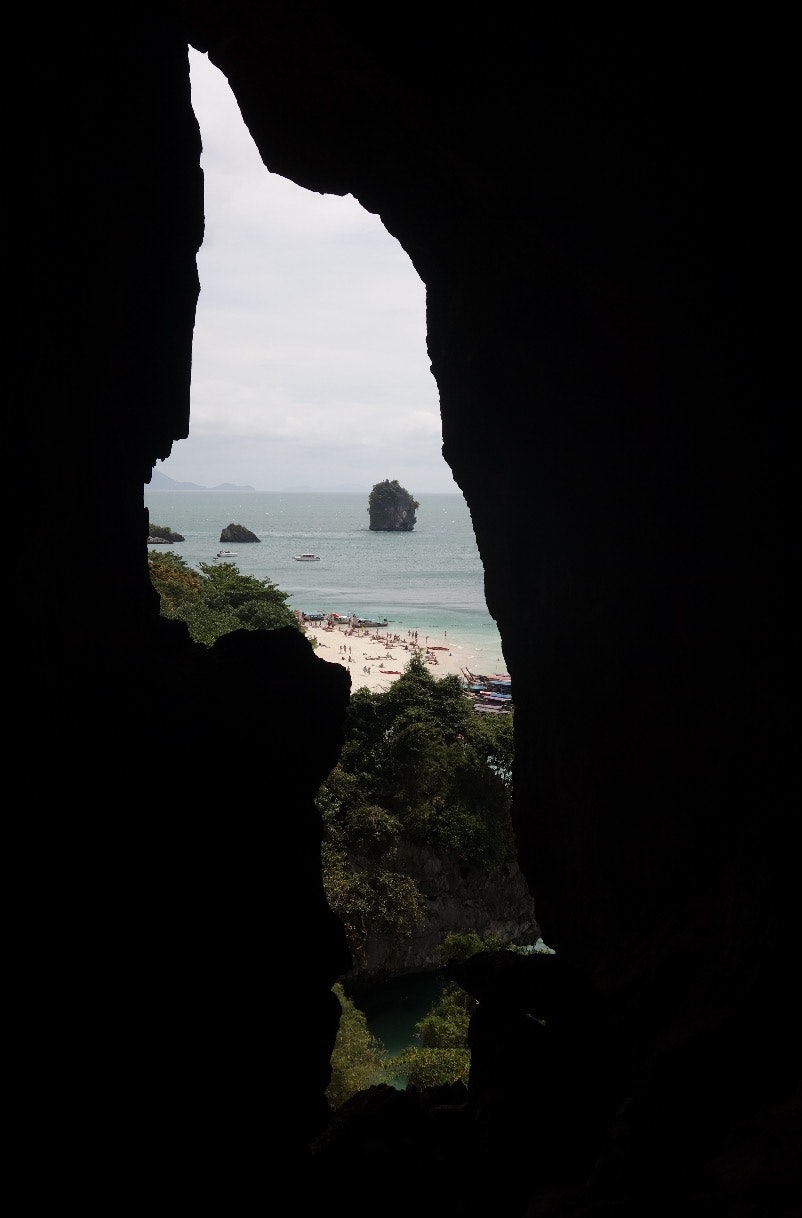 UTSIKT: Mot Phra Nang Beach fra innsiden av Princess Cave. Foto: Dag Hagen