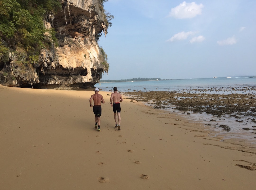 LØPETUR: Lars Gilberg og Odd Magne Øgreid på uberørte strender, på vei til Ao Nang. Foto: Dag Hagen