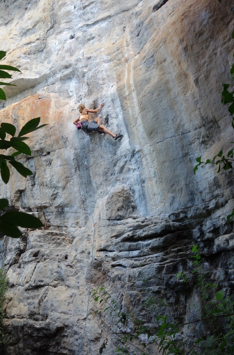 FØRST I TAUET: Line Tveter på Lars og Lars (7a) på stien mellom Ton Sai og Railay. Foto: Dag Hagen