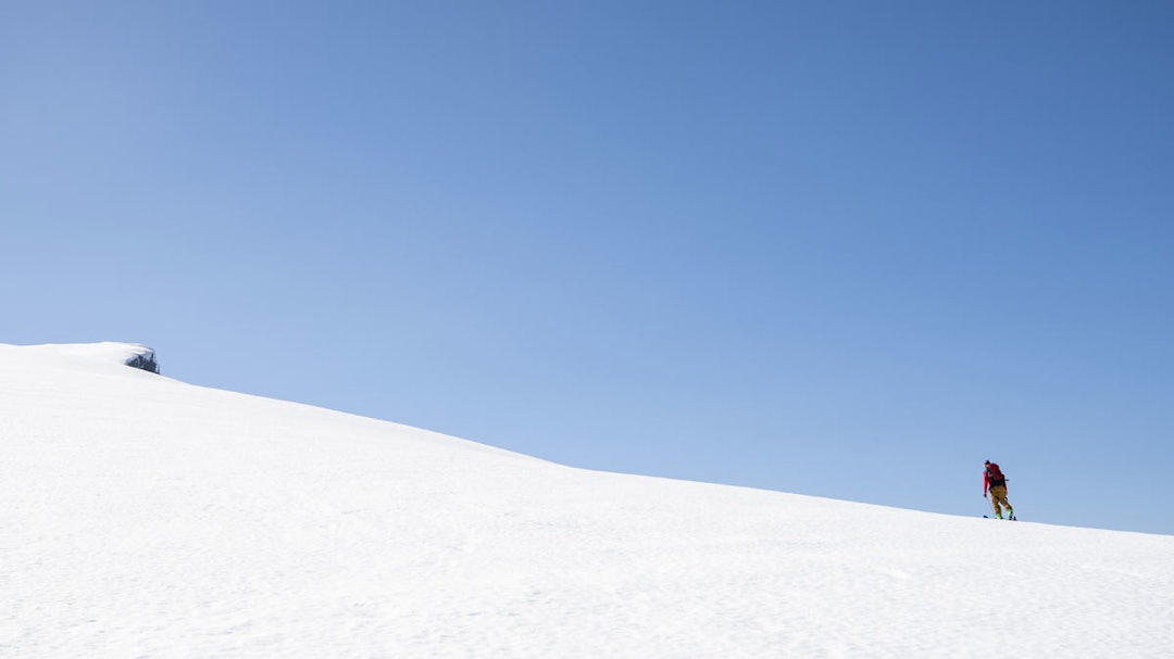 Bluebird: Godt vær med slush-snø til er en av mange gode grunner til å ta en sein vårtur på ski. Foto: Magnus Roaldset Furset ski01