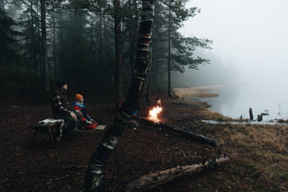 RITUALE: Før badingen mediterer Morten Nygård i noen minutter. Dette gjør han for å øke fokuset, og for å enklere skille kroppens varme fra kulden i vannet. Foto: Marthe Veian kaldbading meditasjon